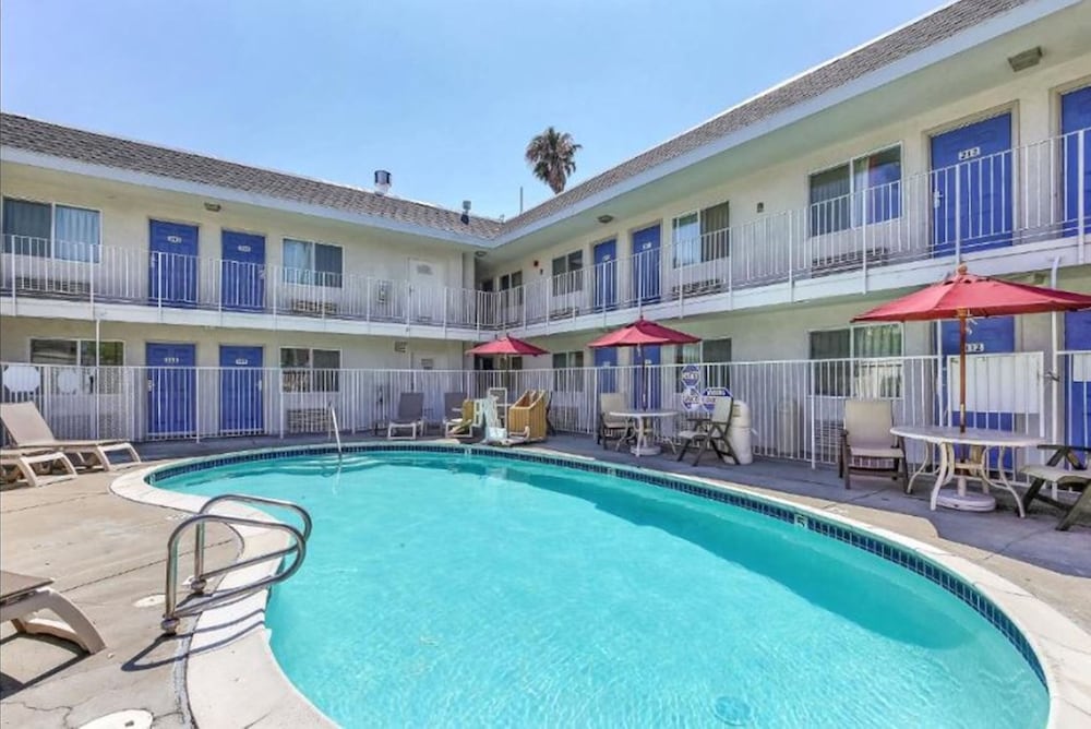 Motel6 Pleasanton, CA 55/63