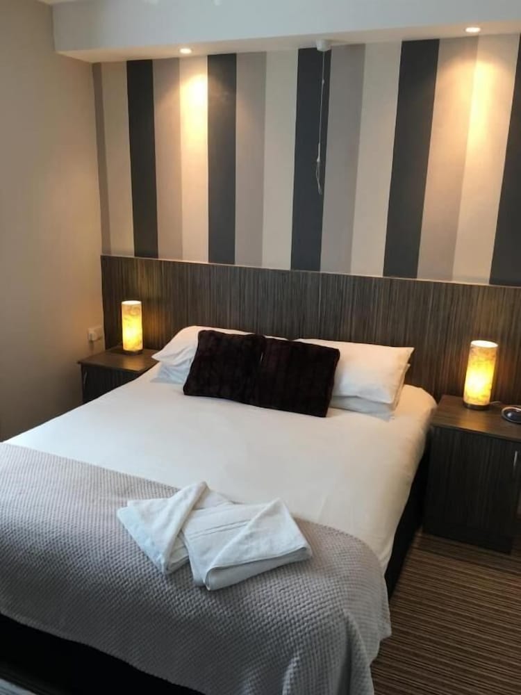 Glenheath Hotel 8/49