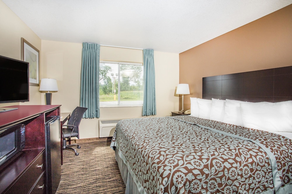 Days Inn by Wyndham Evansdale Waterloo 11/40