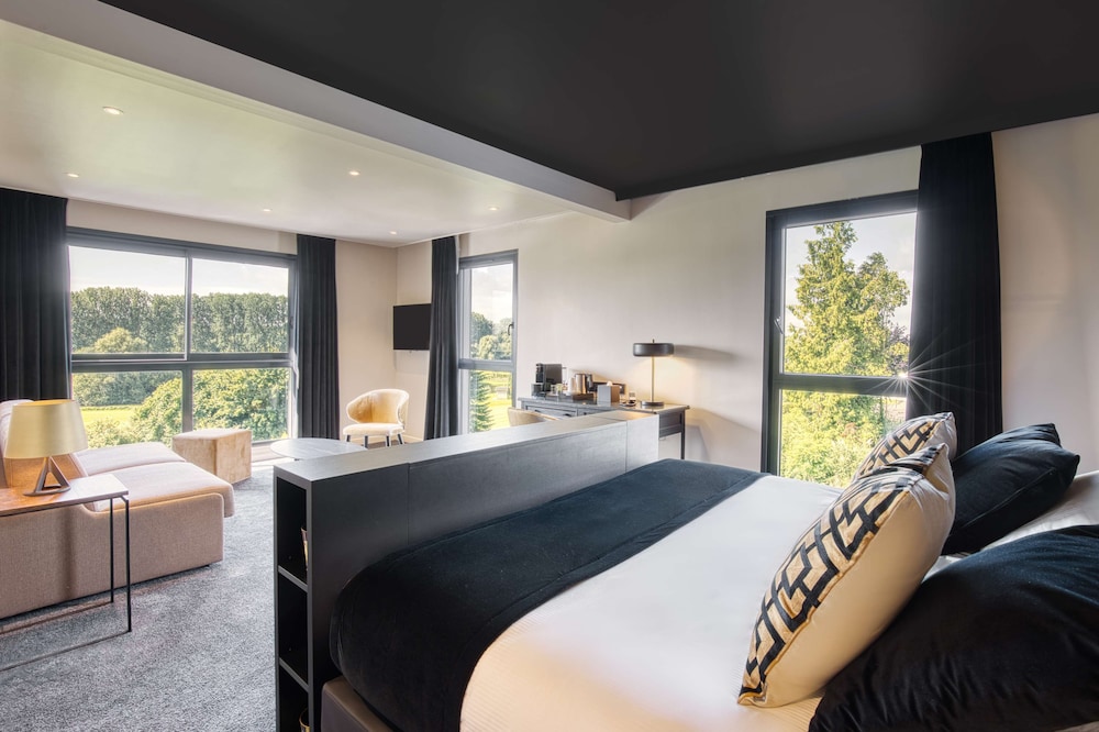 Exclusive, Suite, King Bed, Golf Course View, Sofa