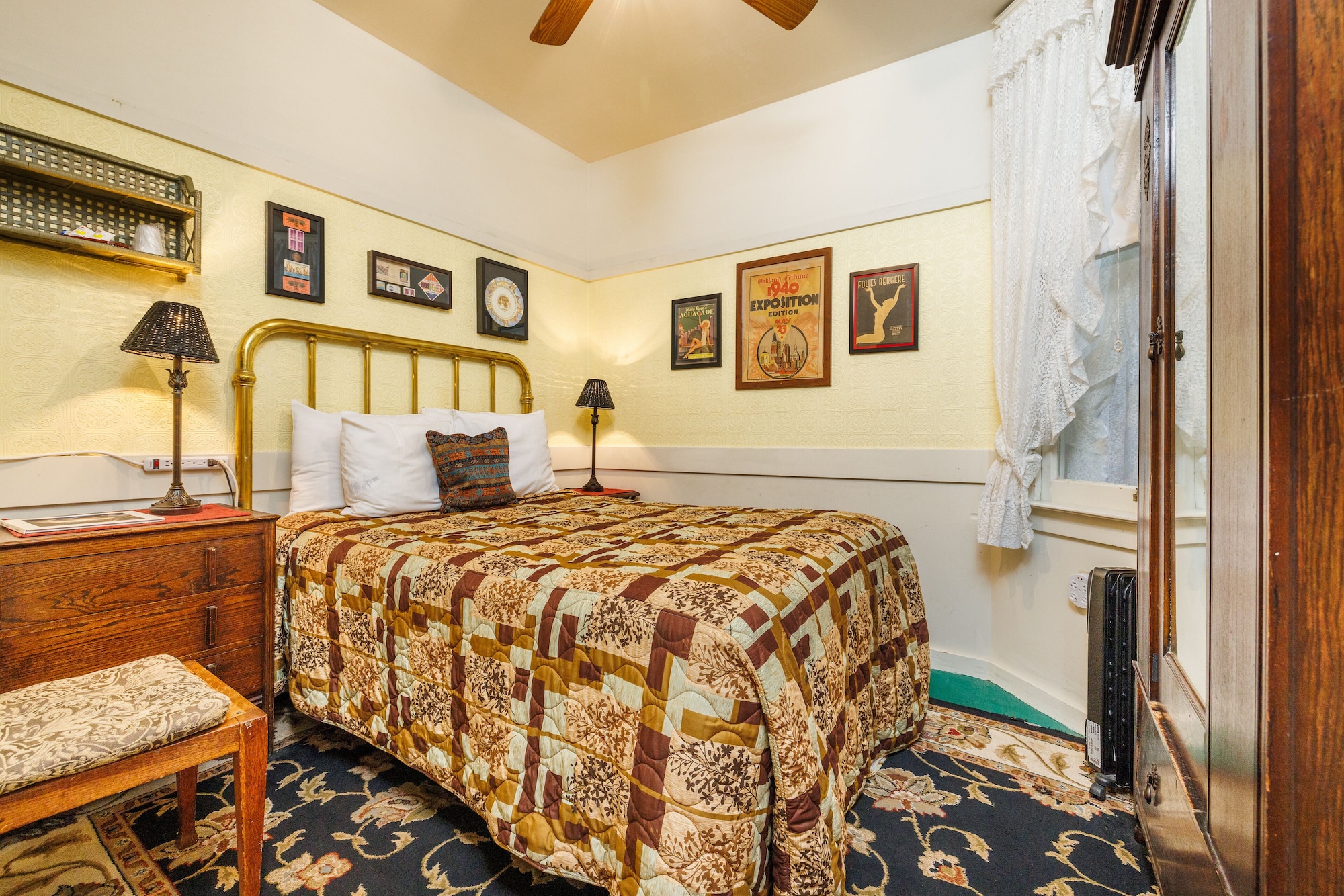 STANDARD, DOUBLE BED, SHARED BATHROOM