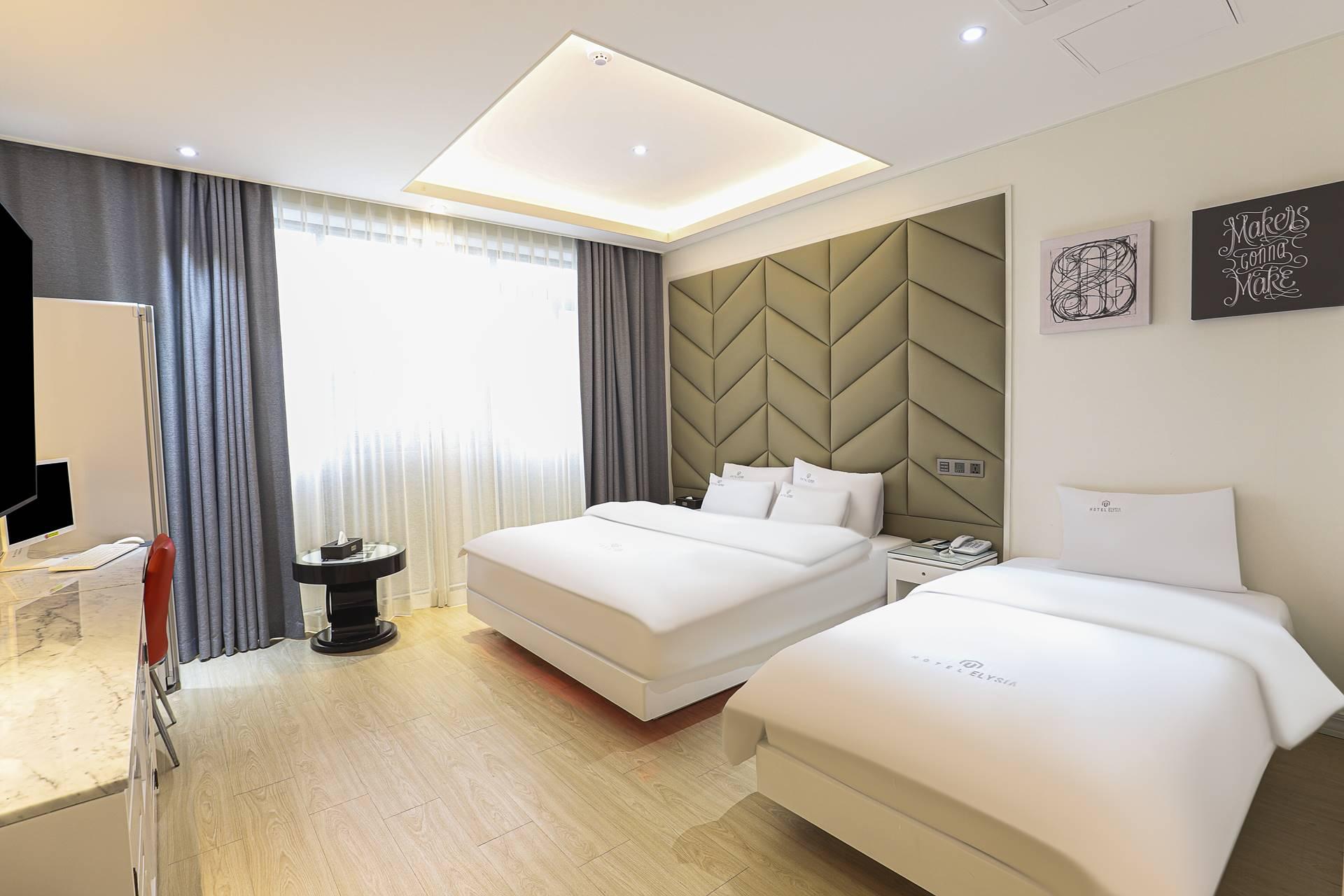 DELUXE, TWIN BEDS