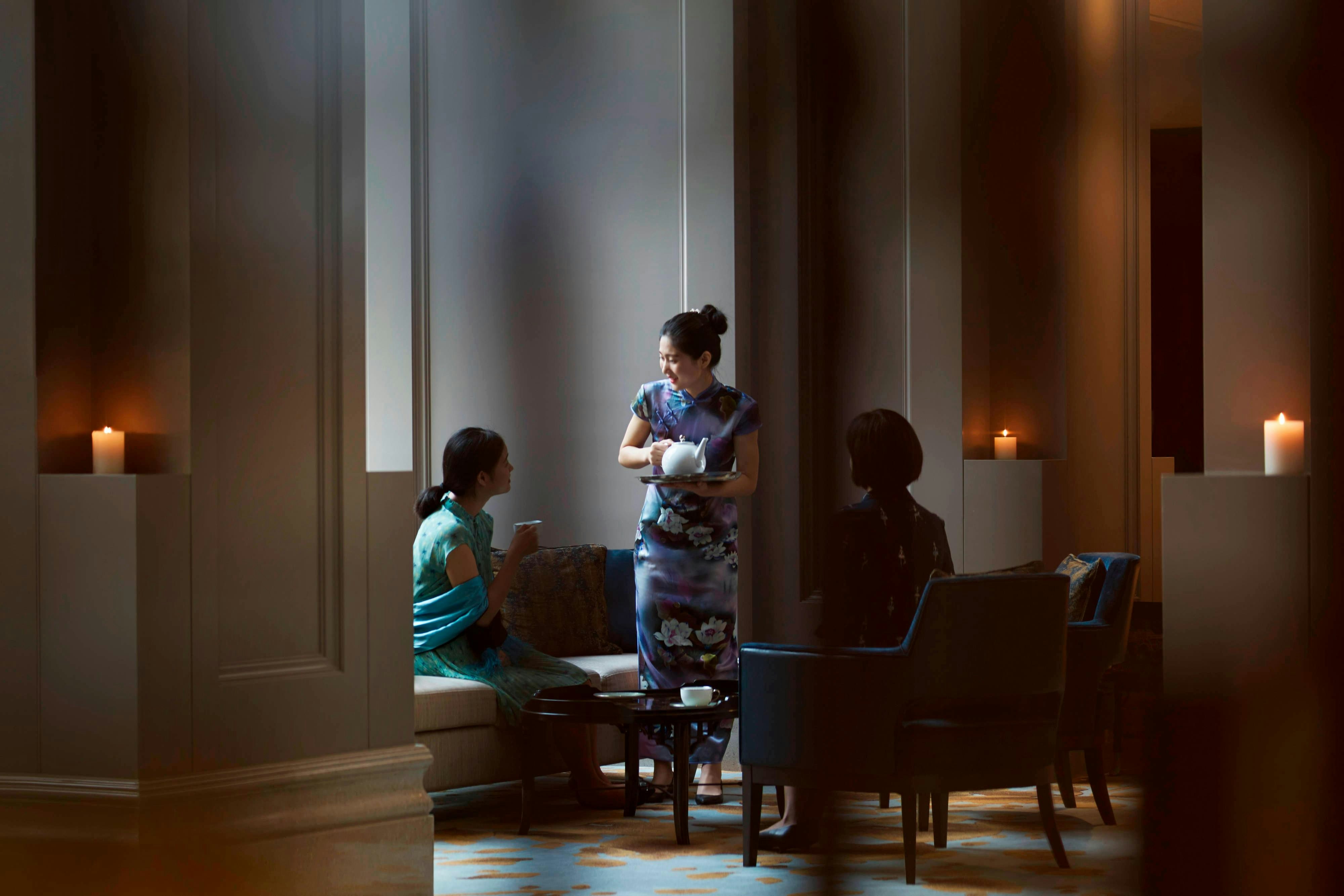Portman Ritz Carlton 42/43