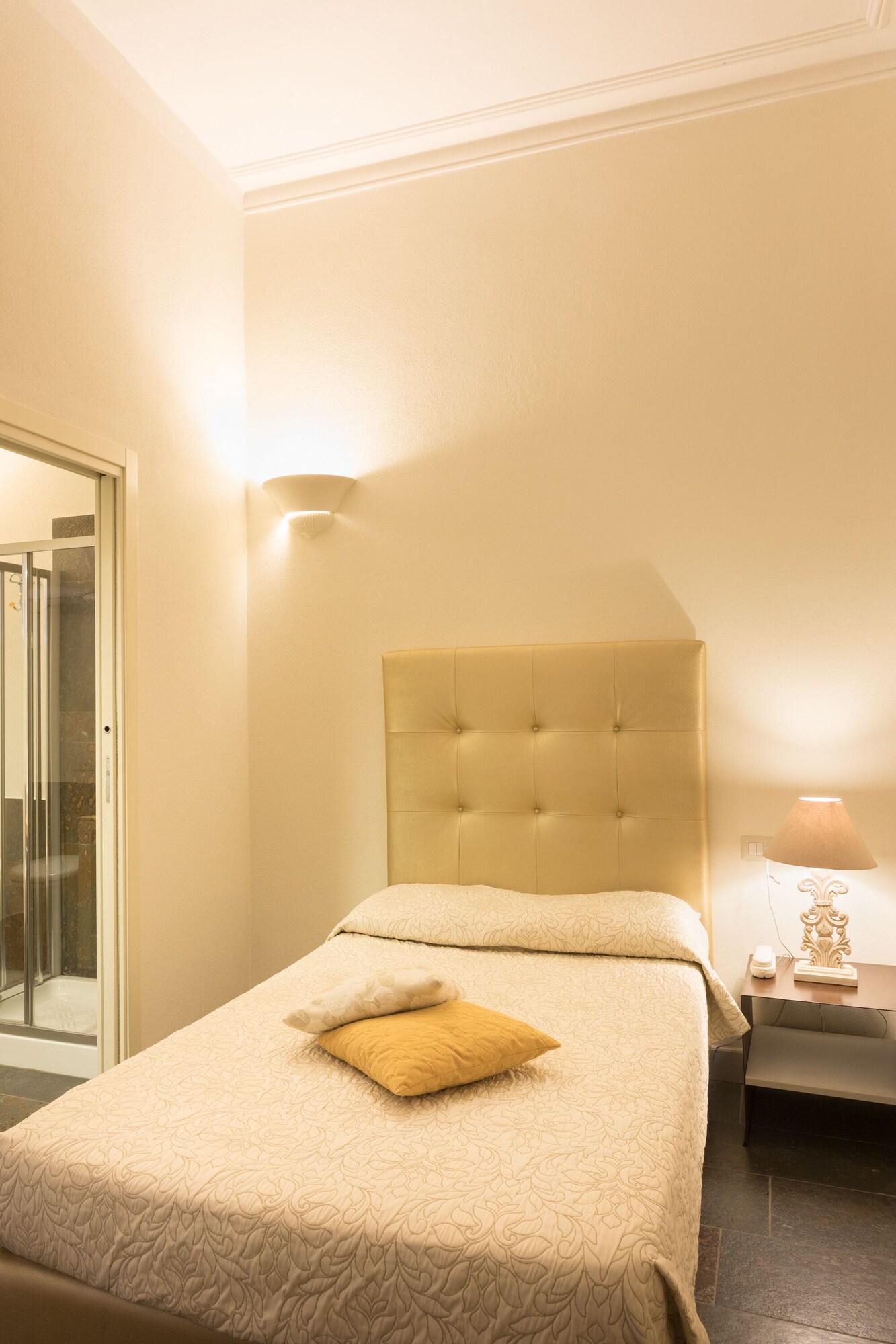 ROOM, SINGLE