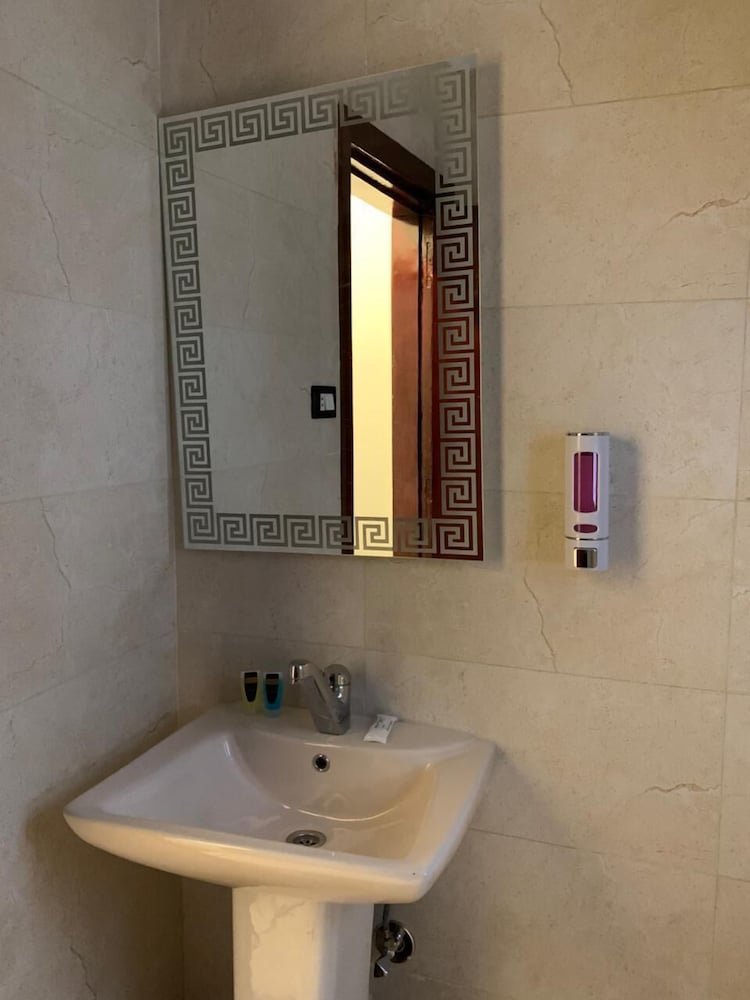 Montana Hotel 49/55