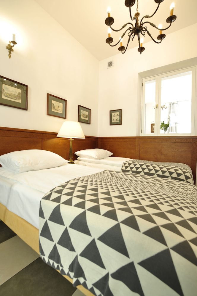 CRYSTAL SUITES OLD TOWN 25/68