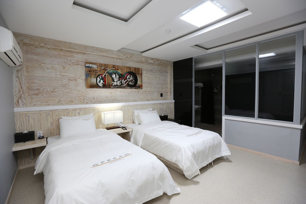 DELUXE, TWIN BEDS