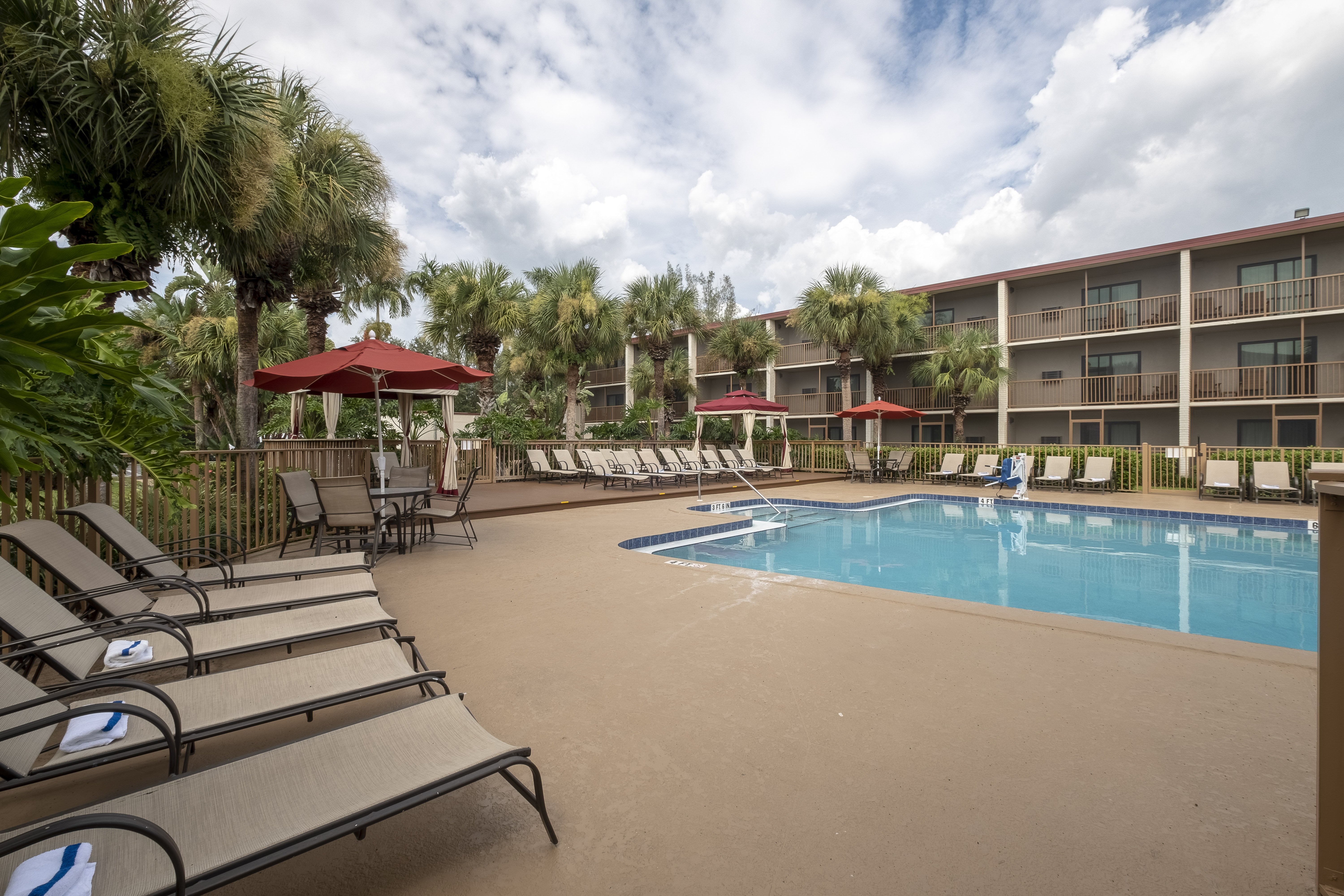 Red Roof PLUS & Suites Naples Downtown-5th Ave S 24/26