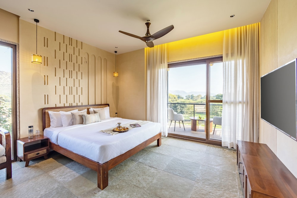 ELIVAAS Cows and Cuddles 4 BHK with Pvt Pool and Garden 26/68