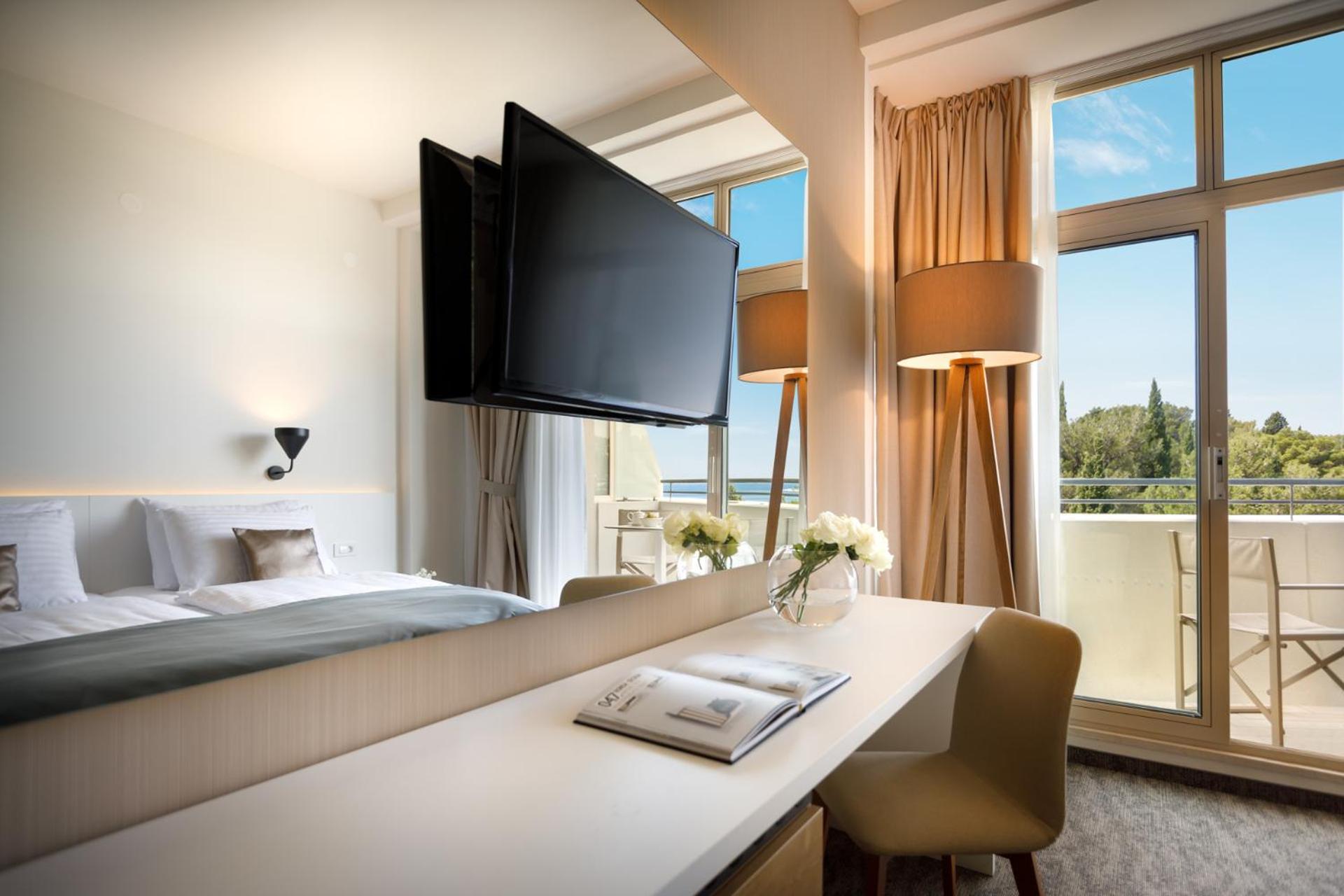Room, Queen Bed, Lateral Side Sea View, Balcony