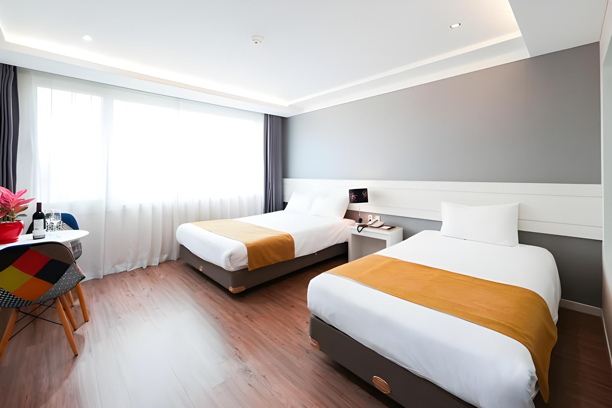 Superior, Twin Beds, 1 Double and 1 Single Bed, Casino Hill View
