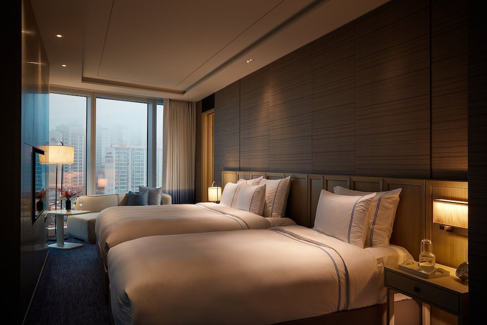 SIGNIEL, PREMIER, FAMILY, TWIN BEDS, CITY VIEW