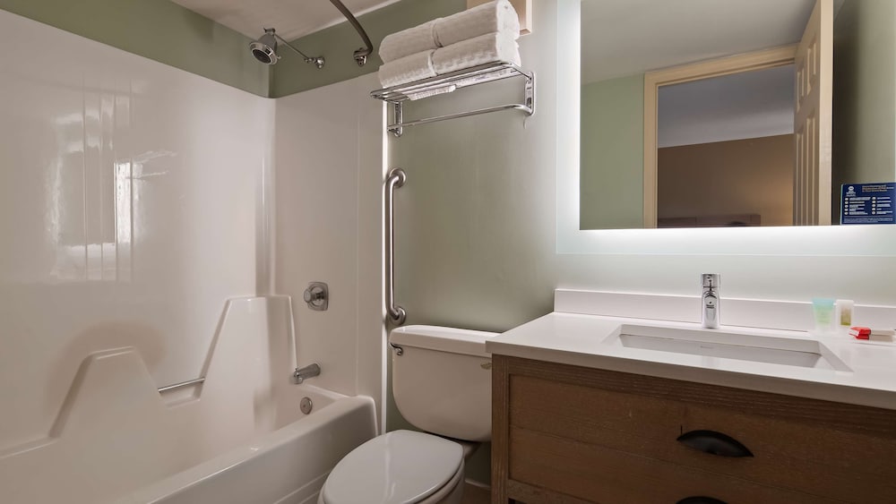Best Western Inn & Suites Rutland-Killington 16/48