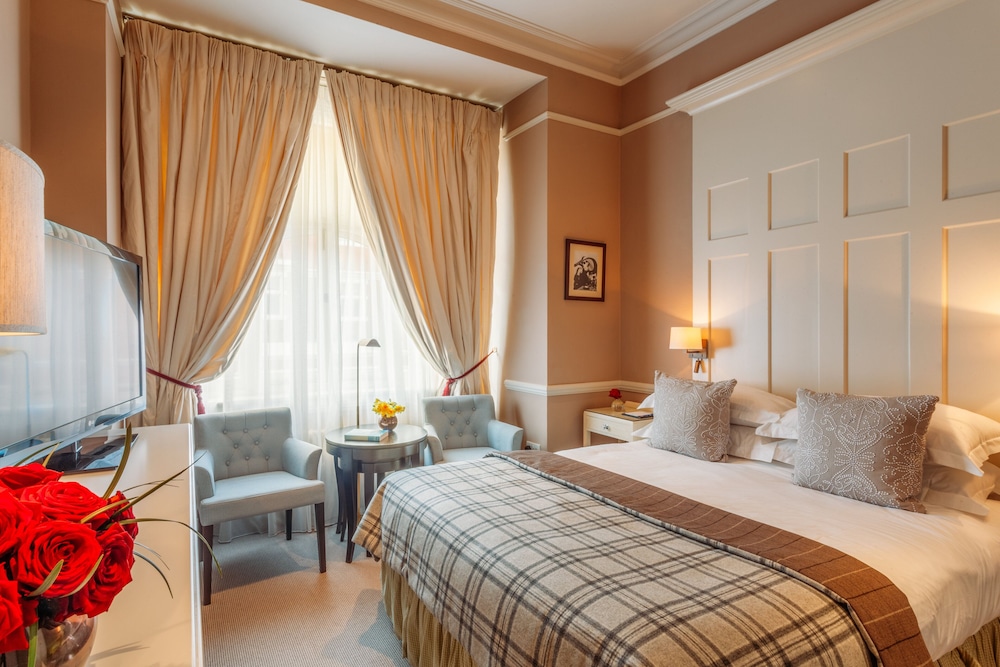 DELUXE, KING BED