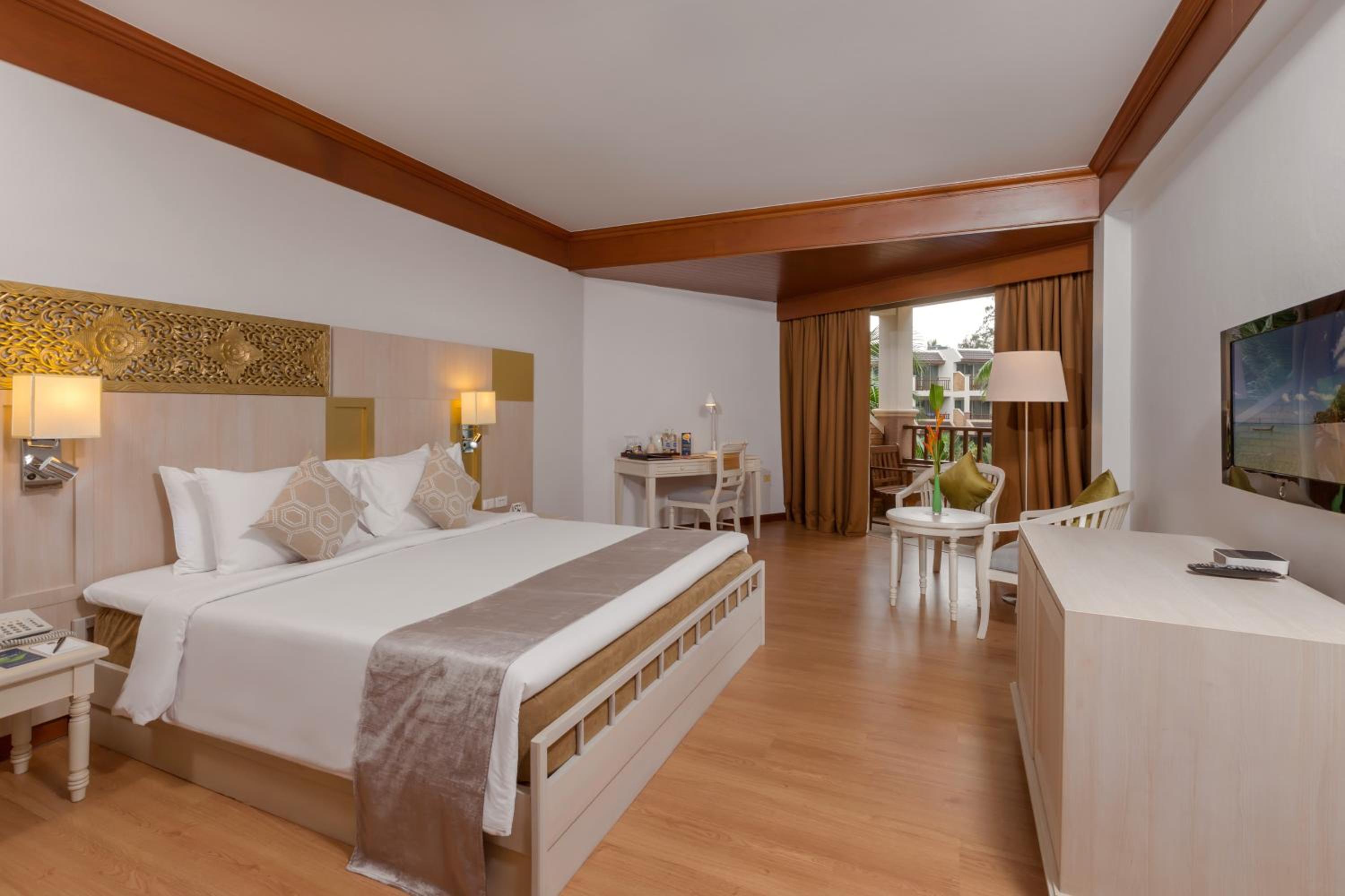 Room, King Bed, Pool View
