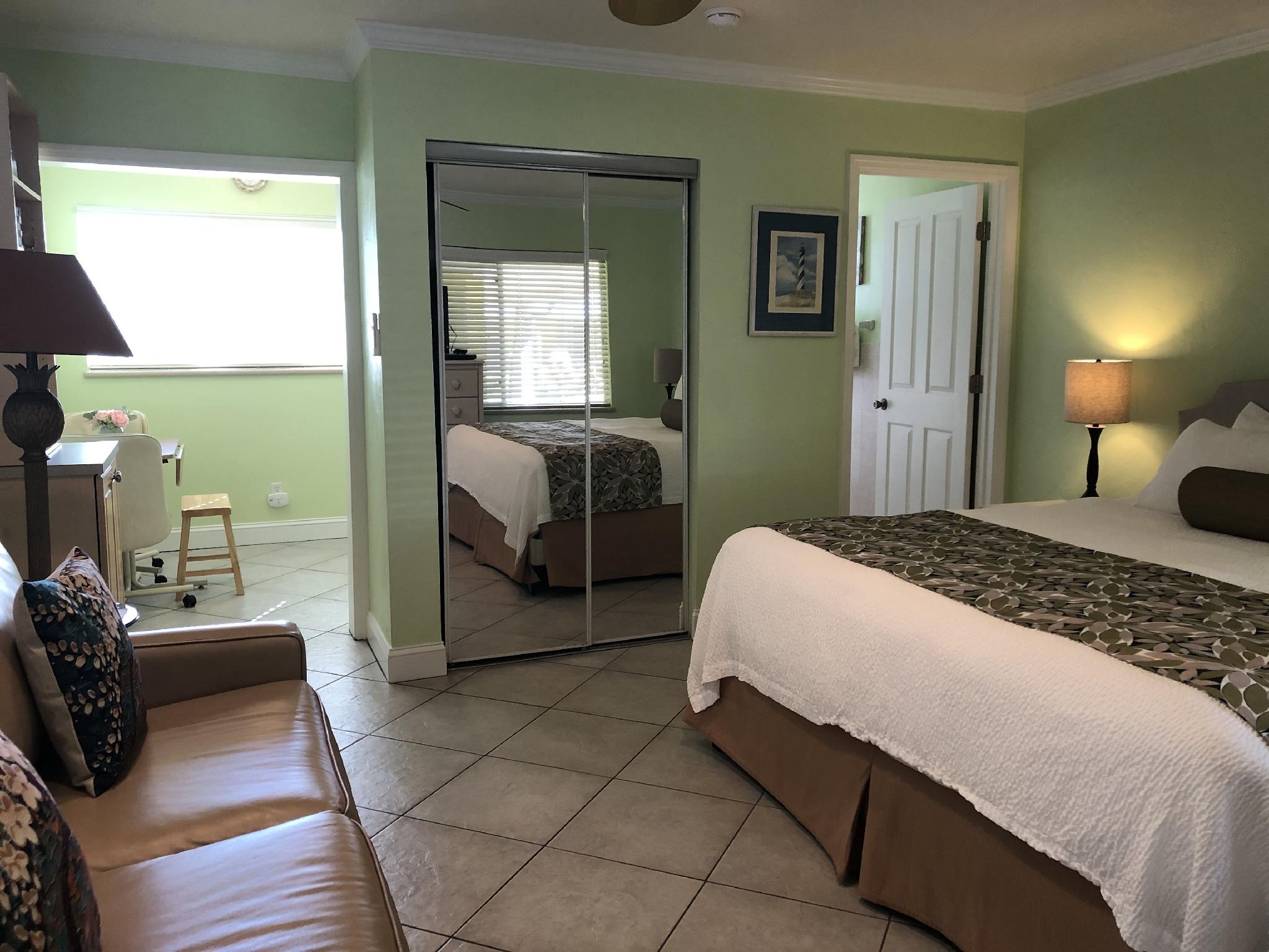 Efficiency, King Bed, Sun Pool