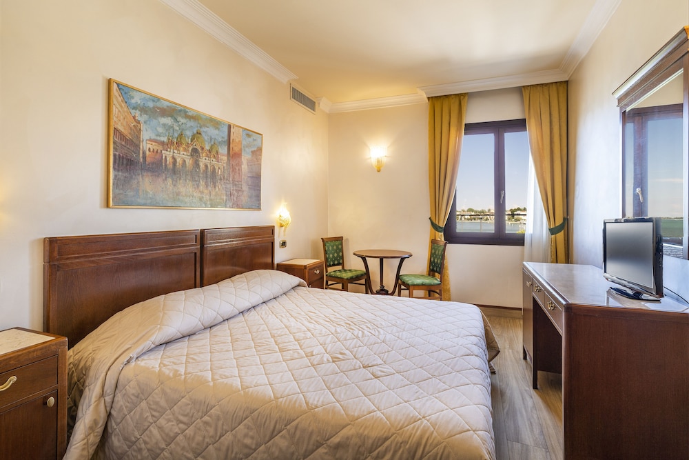 CLASSIC, DOUBLE BED, PARTIAL VIEW