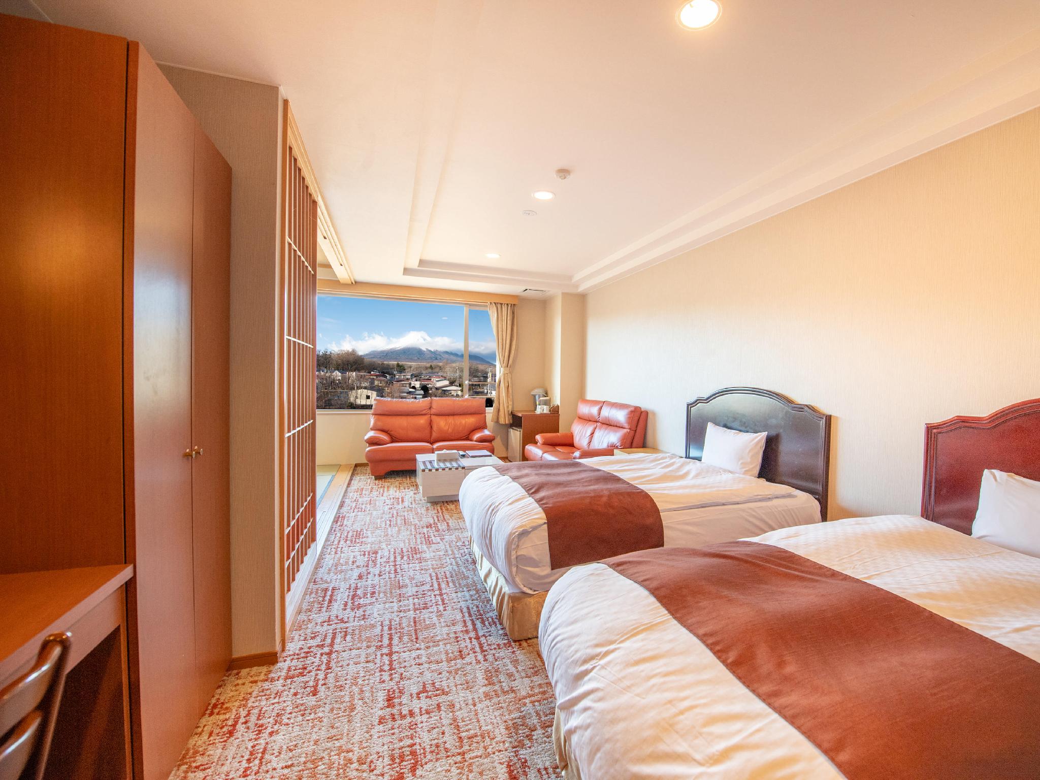 Semi Western, Style, Twin Beds, Mountain View