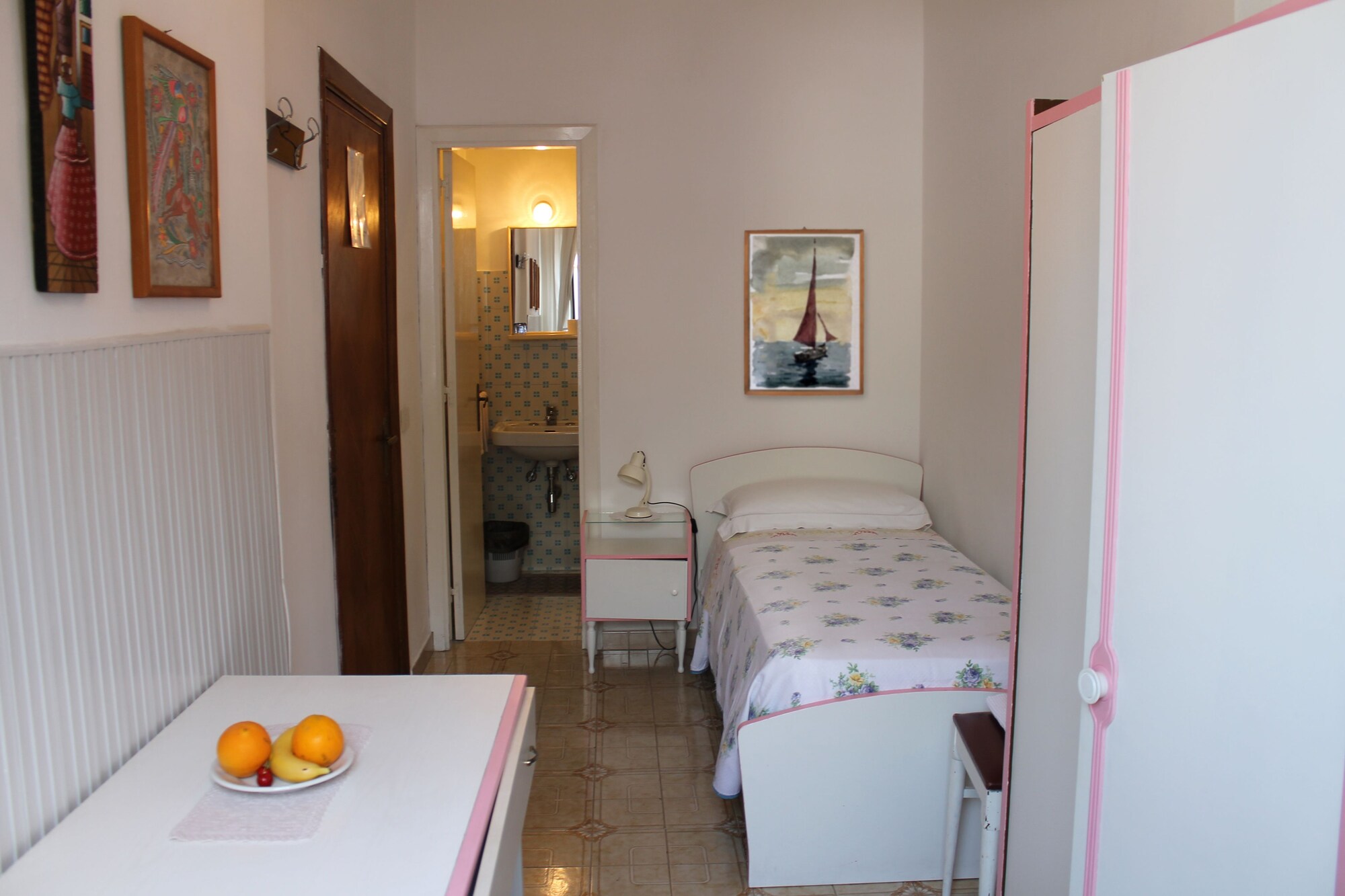 ROOM, SINGLE