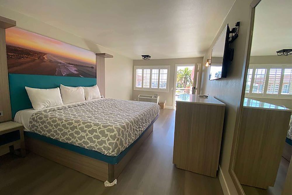 Super 8 by Wyndham Oceanside Downtown 20/50