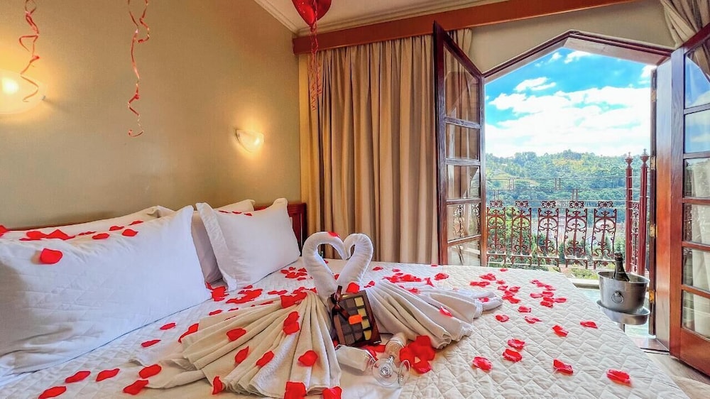 ROMANTIC, QUEEN BED, BATHTUB