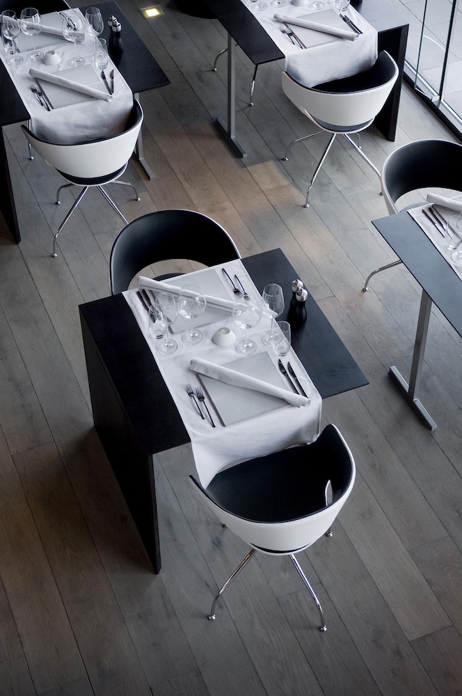 Carbon Hotel 42/61