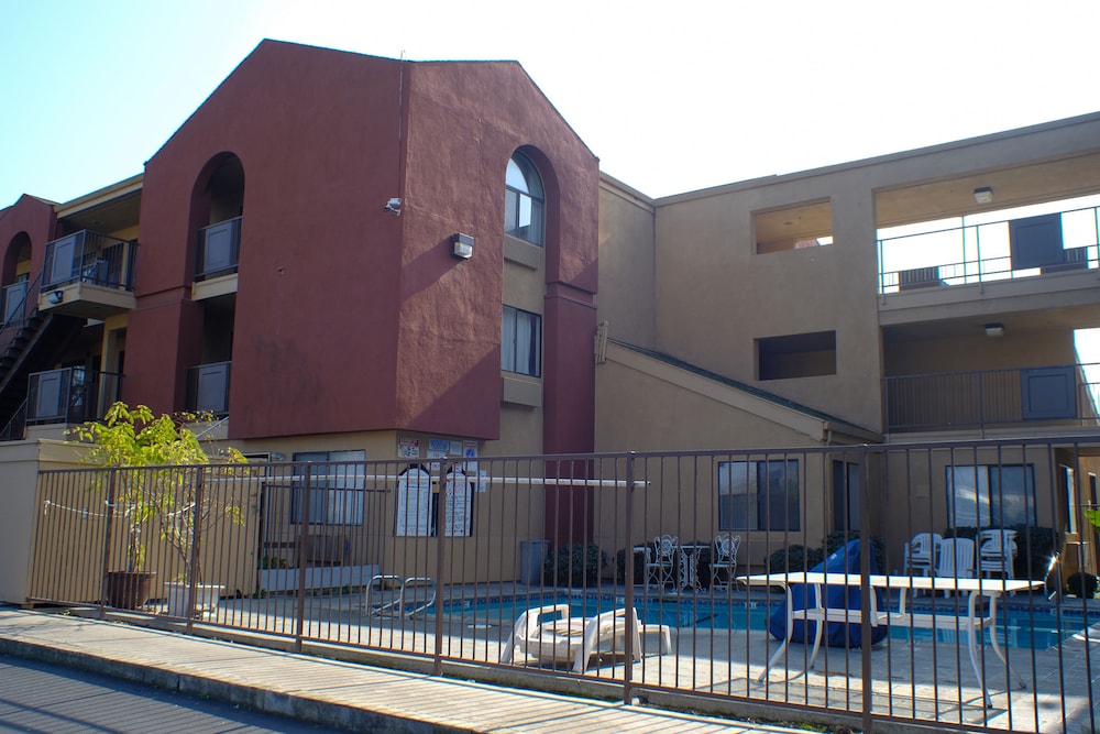 Budget Inn and Suites Stockton 3/55