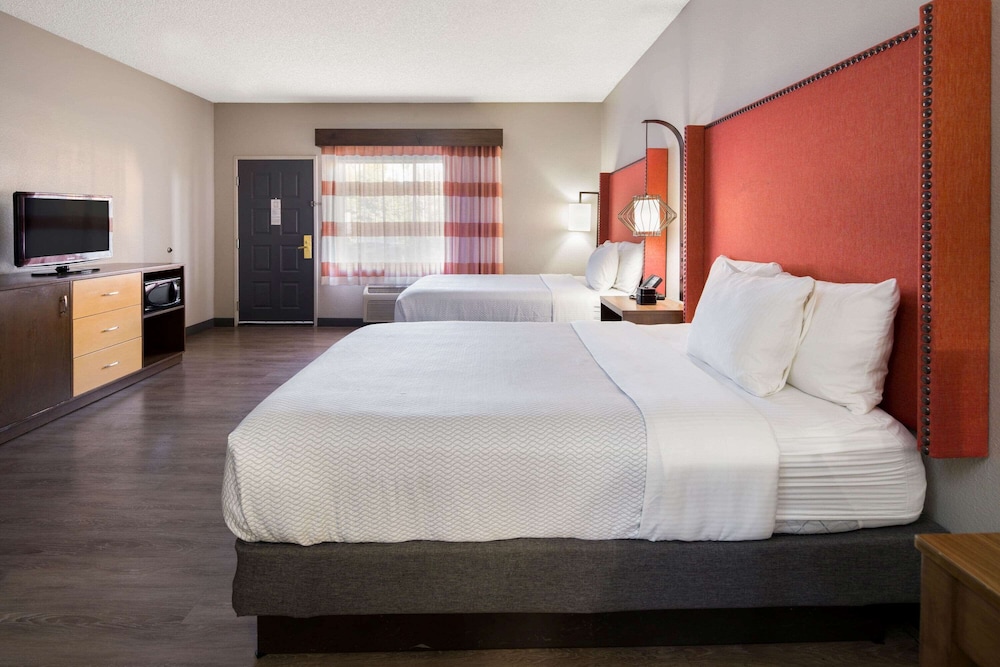La Quinta Inn & Suites by Wyndham Orange County Airport 20/55
