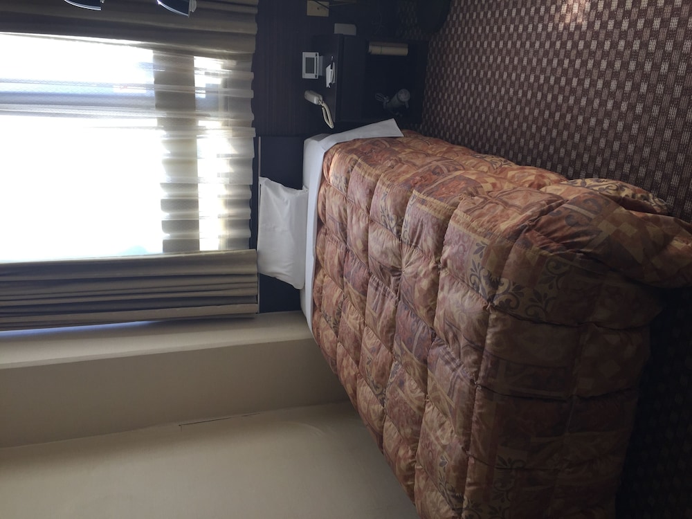 ROOM, SINGLE
