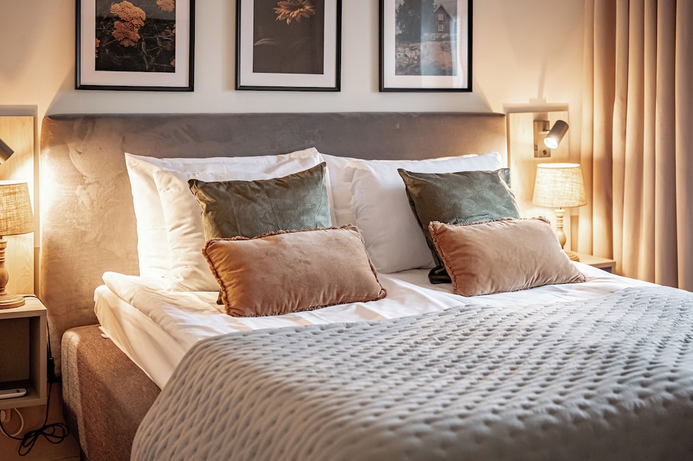 Suite, King Bed, Sofa, Injoy Premium Solna 6/10