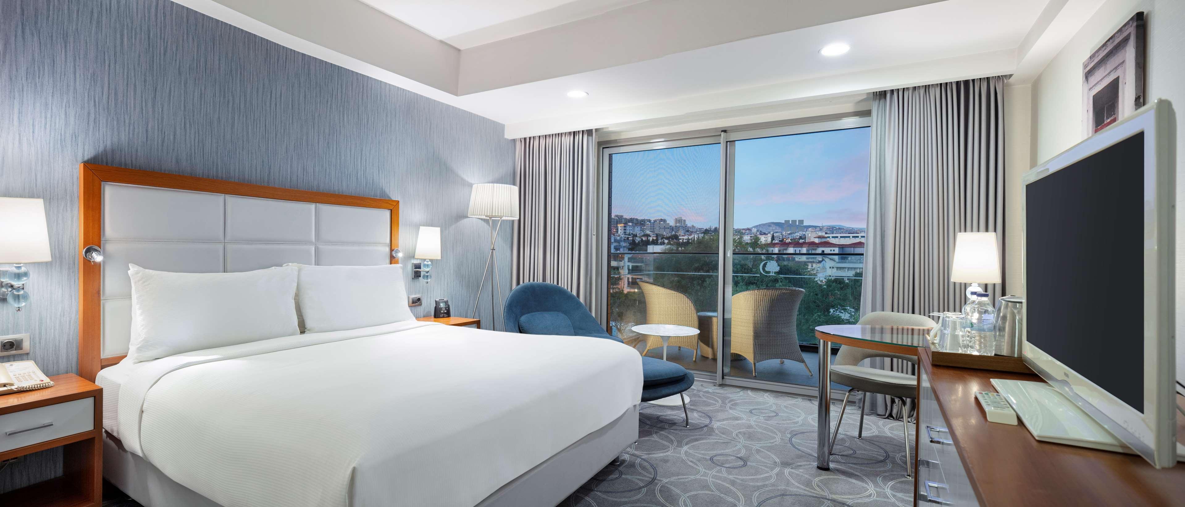 GUEST ROOM, KING BED, CITY VIEW, SMOKING
