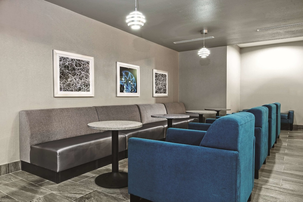 La Quinta Inn Suites By Wyndham Victoria South 40/55