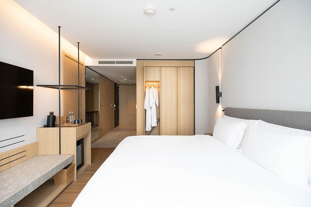 Deluxe, King Bed, Hill Side