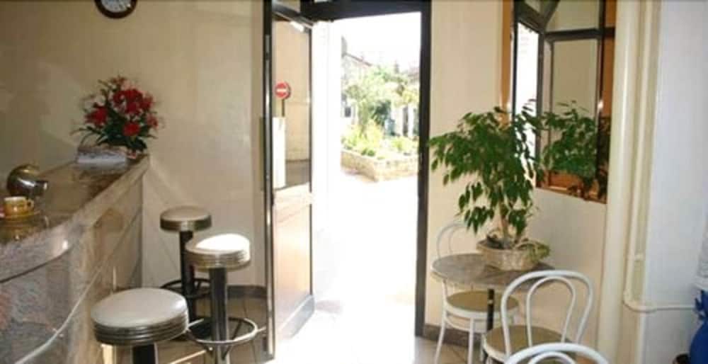 Hotel Le Petit Chateau 37/39