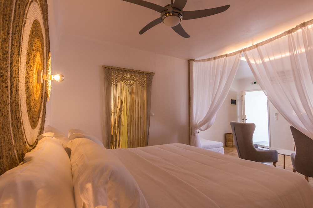 SALT SUITES & EXECUTIVE ROOMS 12/56