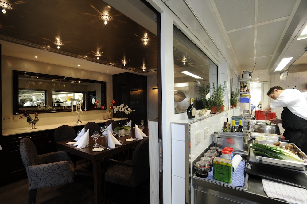 WALD AND SCHLOSSHOTEL FRIEDRICHSRUHE 55/67