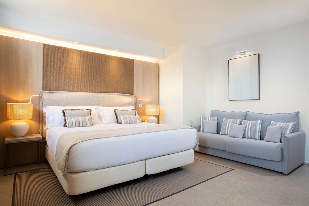 JUNIOR SUITE, KING BED, SEA VIEW