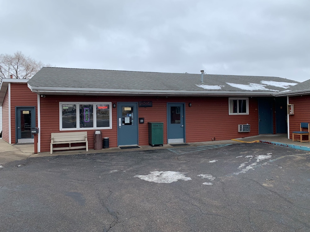 Chippewa Motel 38/42