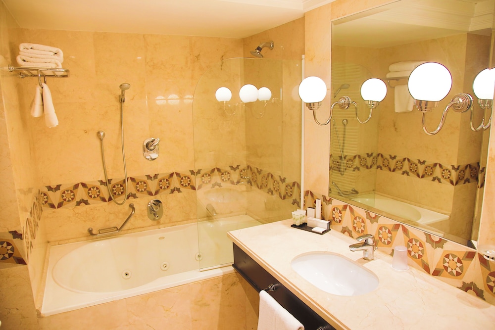 Warwick Palm Beach Hotel Beirut 49/50