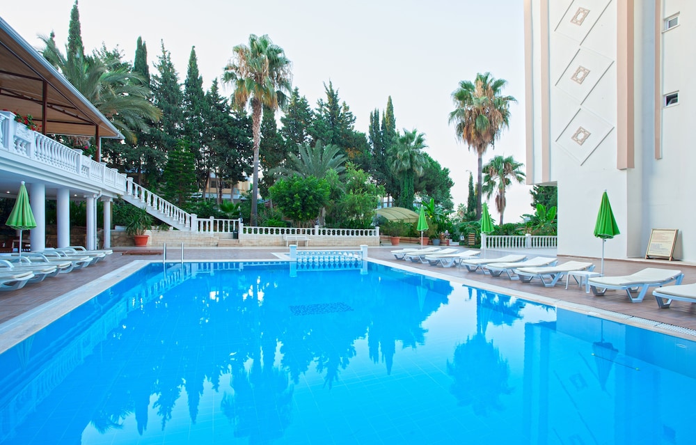 Ramira Beach Hotel 35/37