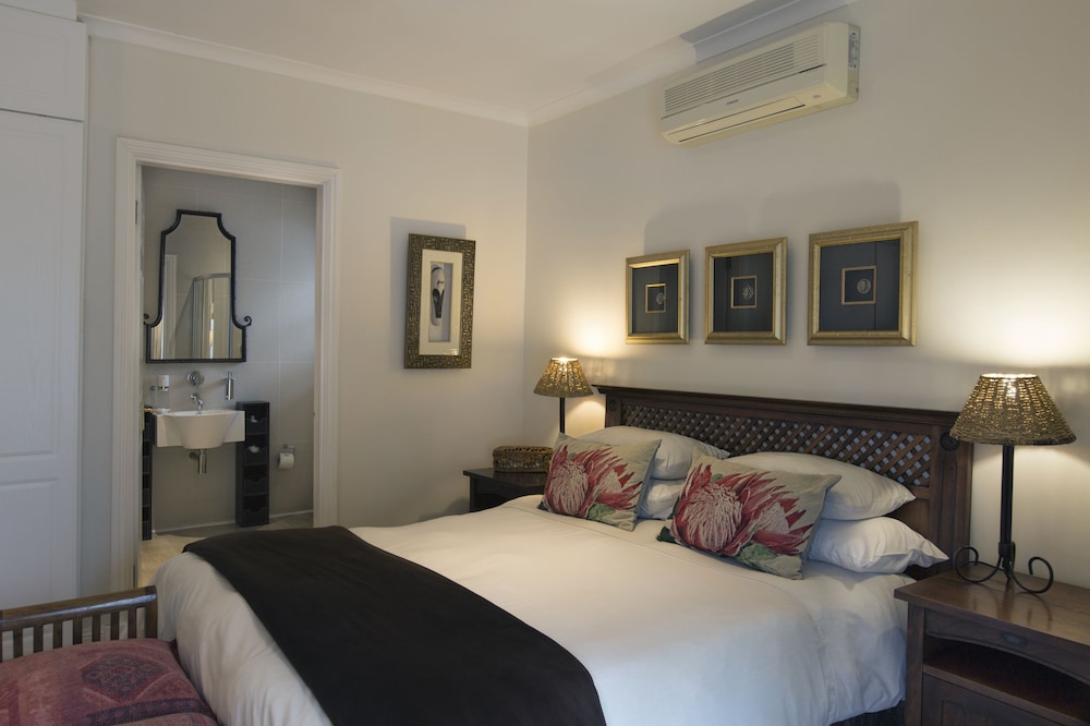 ROOM, QUEEN BED