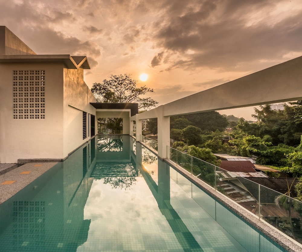 Treasures Hotel & Suites 57/64
