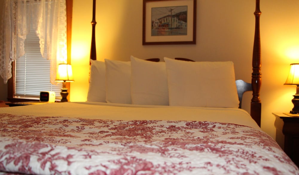 Queen Bed, Mountain View
