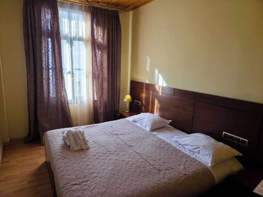 DIAS HOTEL 35/77