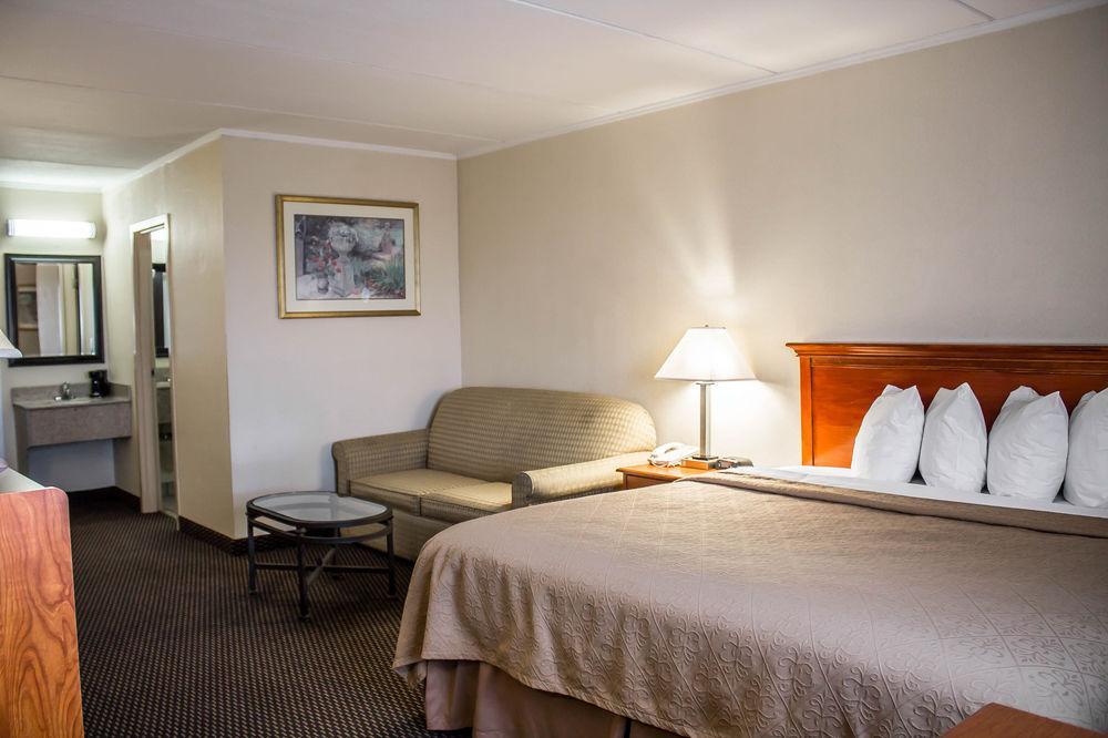 Rodeway Inn & Suites Youngstown 8/60