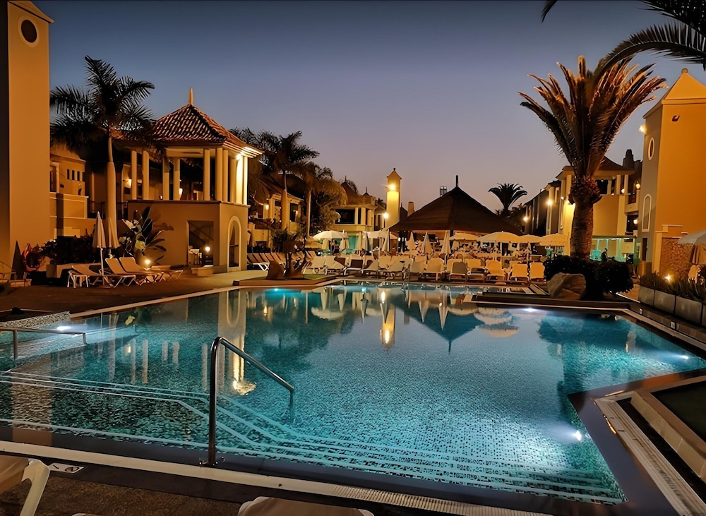 Marylanza Suites & Spa in Arona
