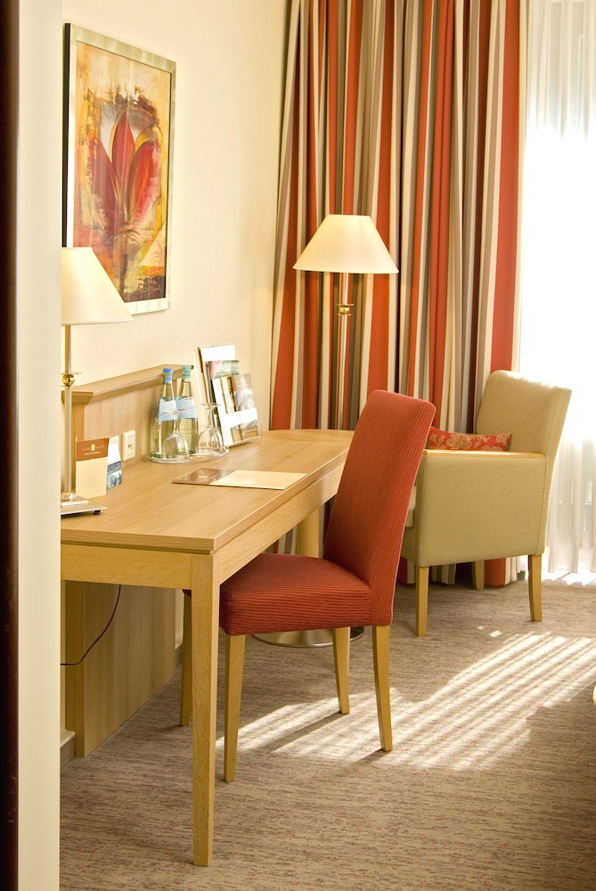 Parkhotel Schloss Hohenfeld (Parkhotel Hohenfeld) 51/65