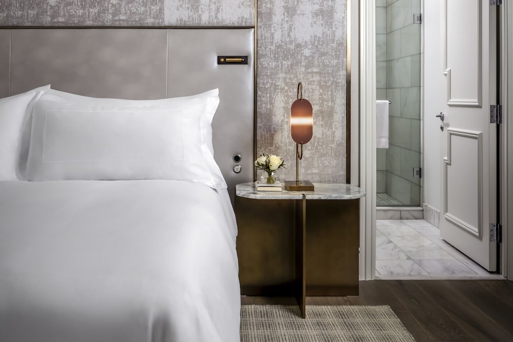 Room at The St Regis Toronto, TORONTO