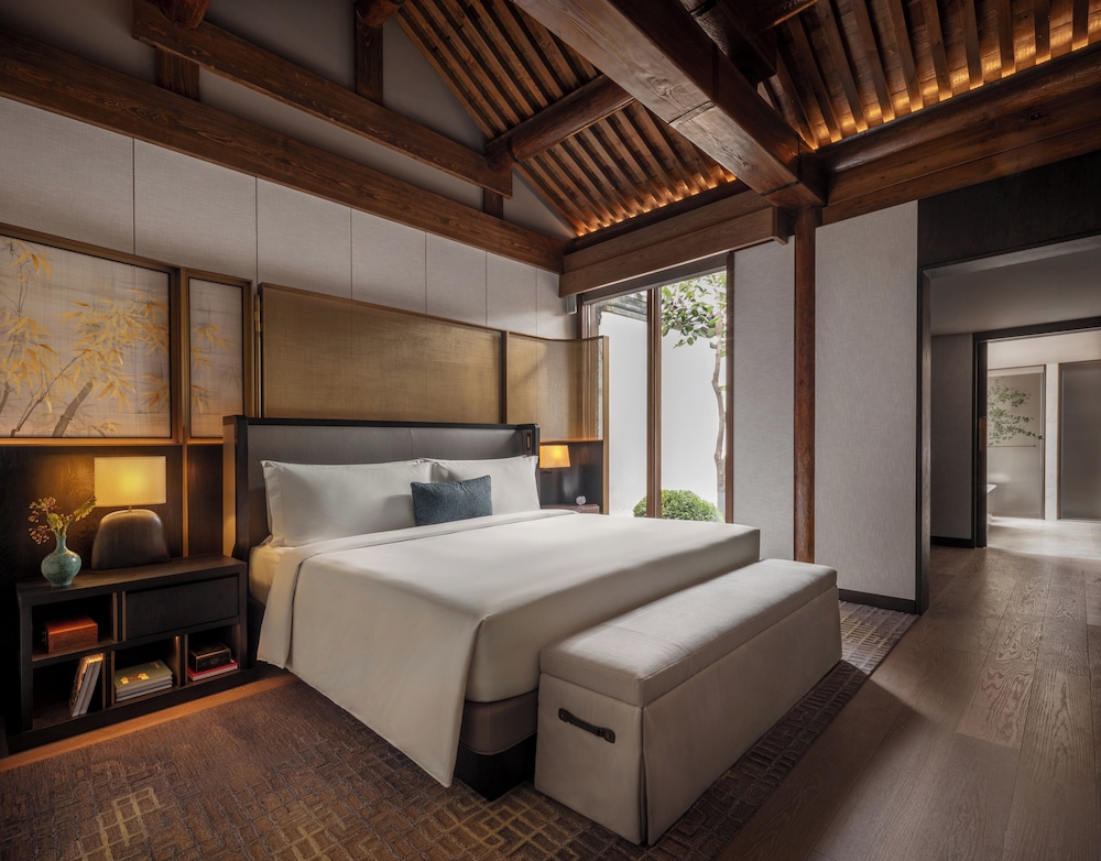 Residential, Courtyard, King Bed