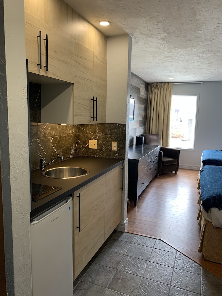 Auberge Shores Inn & Hotel 6/47